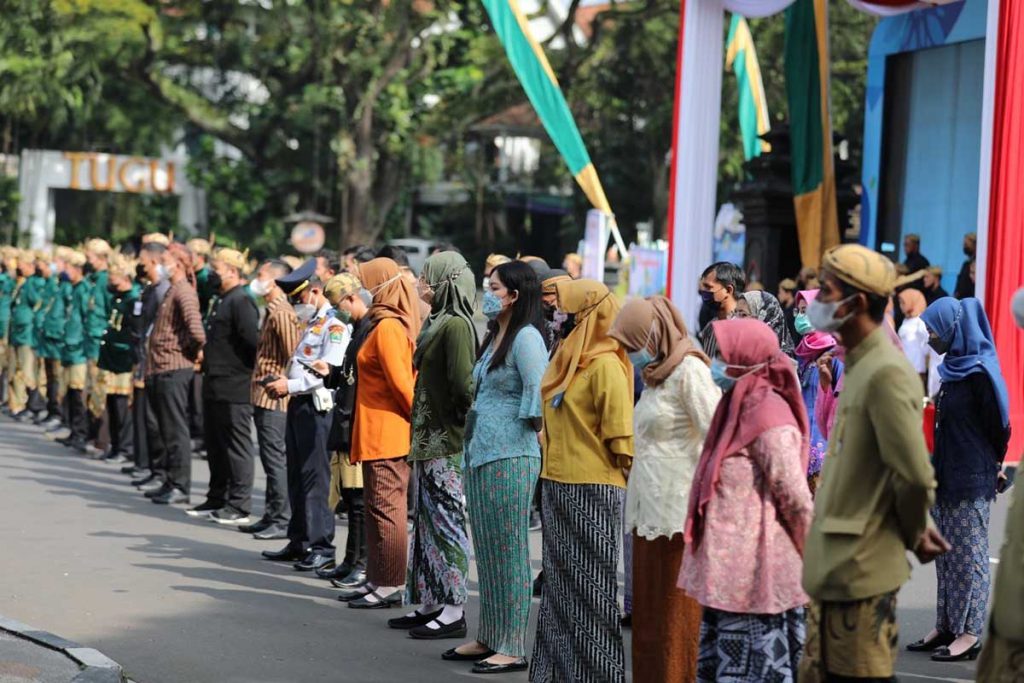 Peserta ASN Pemkot Malang mengenakan pakaian adat saat mengikuti upacara HUT 108 Kota Malang. (ist) - HUT ke-108 Kota Malang, Pacu Ekraf Kolaborasi, Akselerasi dan Bangkit Bersama Tumbuhkan Ekonomi