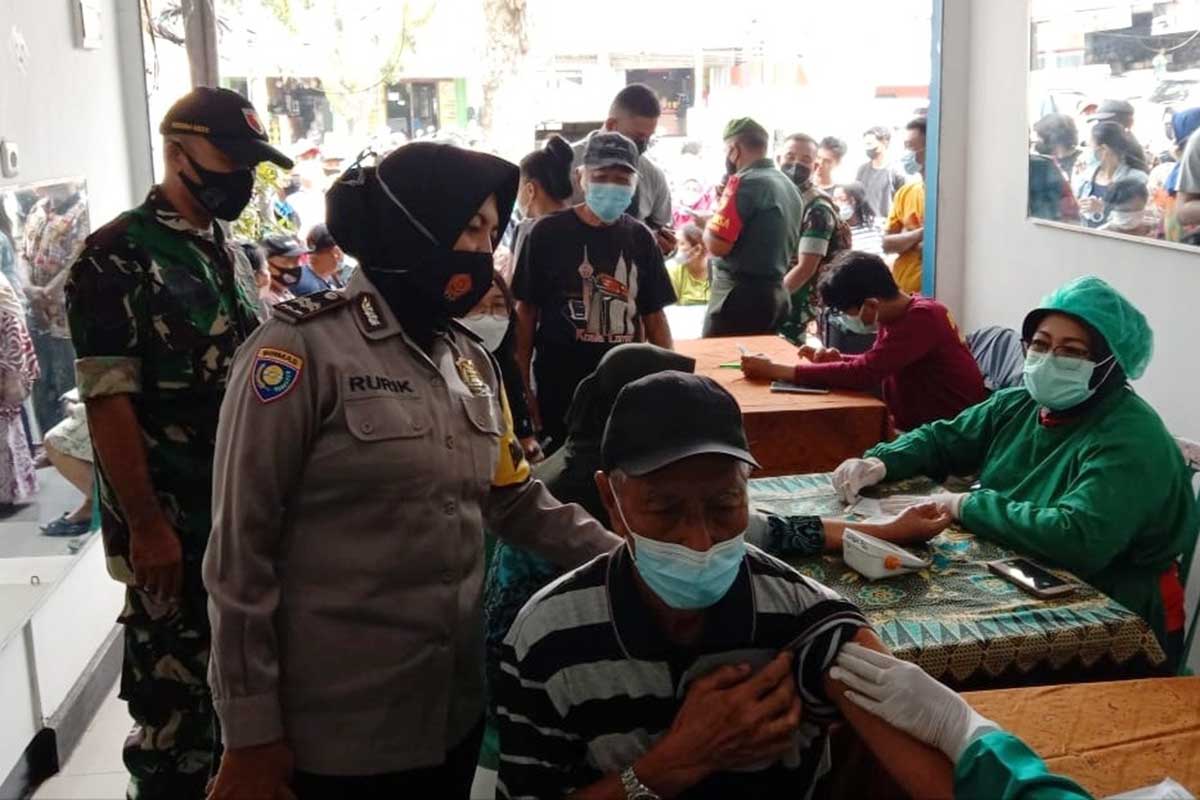 Peserta antri vaksinasi dengan tertib. (ist) - Percepatan Vaksinasi Jelang Mudik Masif di Kota Malang