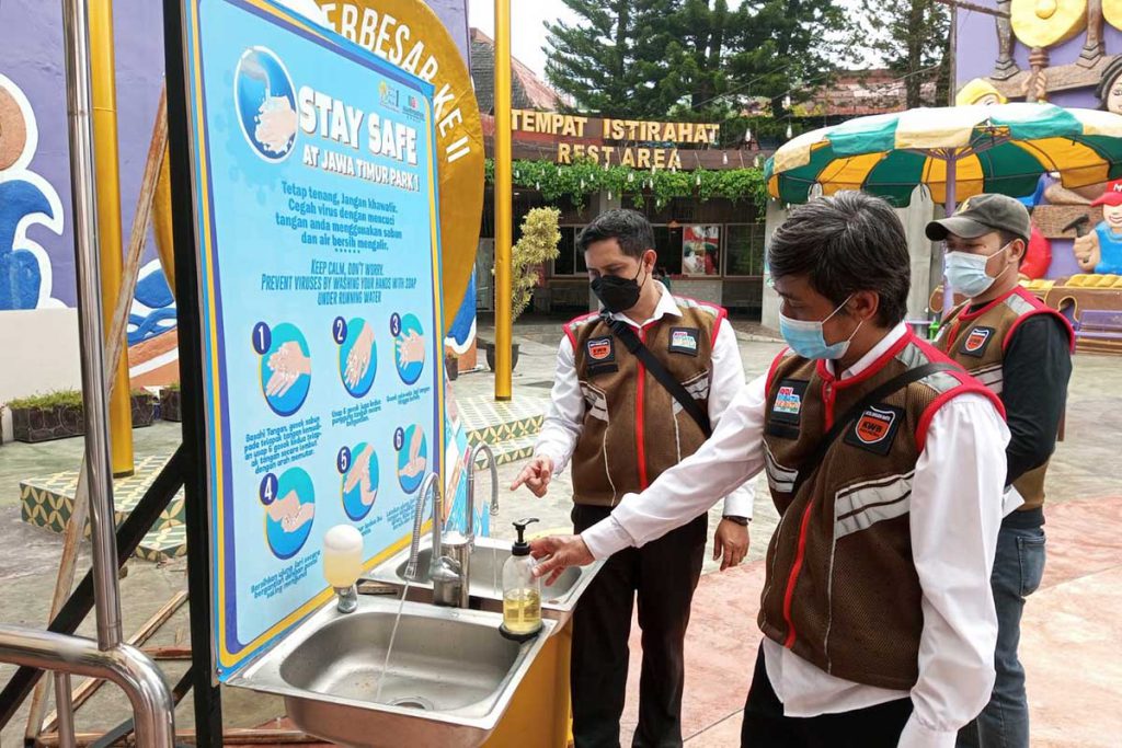 Petugas Disparta Batu memeriksa fasilitas cuci tangan untuk pengunjung di Jatim Park 1. (dik) - Disparta Batu, Lakukan monitoring dan Controling Obyek Wisata - Pastikan Wahana Aman dan Sarpras Prokes Lengkap