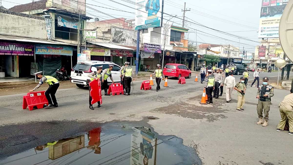 Petugas Satlantas Polres Blitar melakukan simulasi rekayasa arus lalu lintas di simpang 4 terminal Kesamben - Satlantas Polres Blitar Atur Strategi Jalur Mudik Lebaran