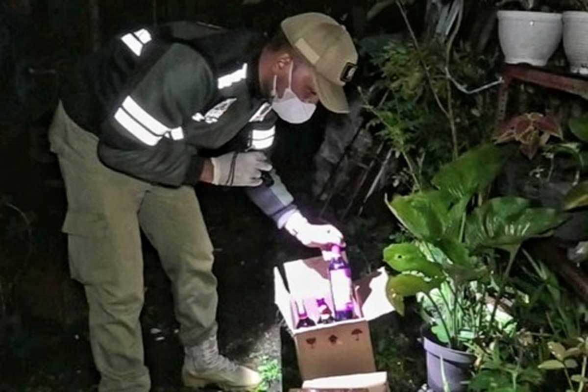 Petugas menemukan botol minuman keras yang diperjual belikan saat operasi gabungan. (ist) - Petugas Gabungan Tertibkan Karaoke Hingga Penjual Minol