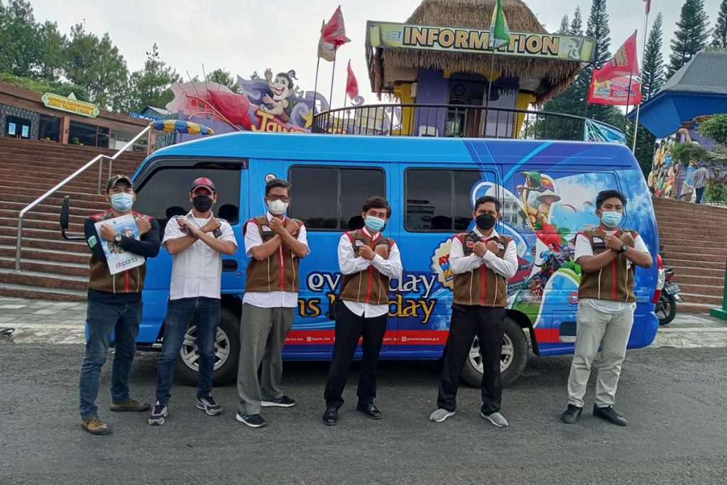 Petugas monitoring dan controling dari Disparta Batu. (dik) - Disparta Batu, Lakukan monitoring dan Controling Obyek Wisata - Pastikan Wahana Aman dan Sarpras Prokes Lengkap
