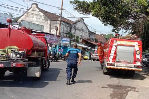 Petugas pemadam kebakaran bergerak memadamkan api. (ist) - Listrik Konslet, Rumah Warga Ngaglik Terbakar