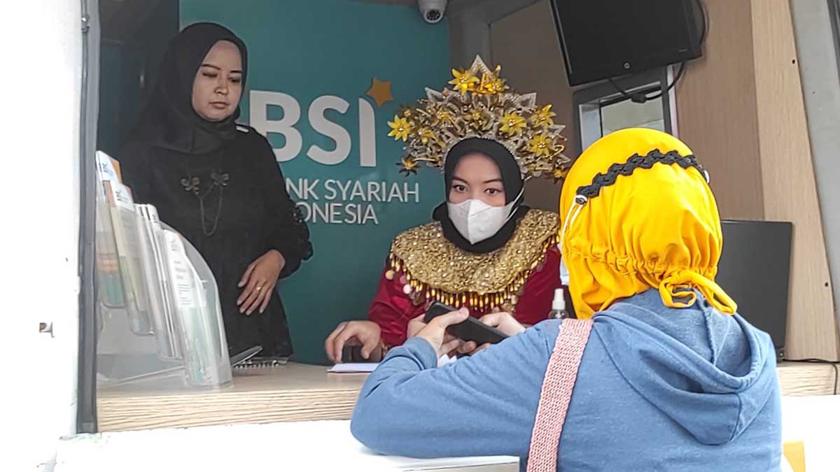 Petugas perempuan yang melayani nasabah BI berdandan ala Kartini dengan memakai baju kebaya, dan petugas pria memakai baju daerah. (Memo X/im-ji) - Petugas BI Berdandan Ala Kartini Saat Melayani Penukaran Uang Baru
