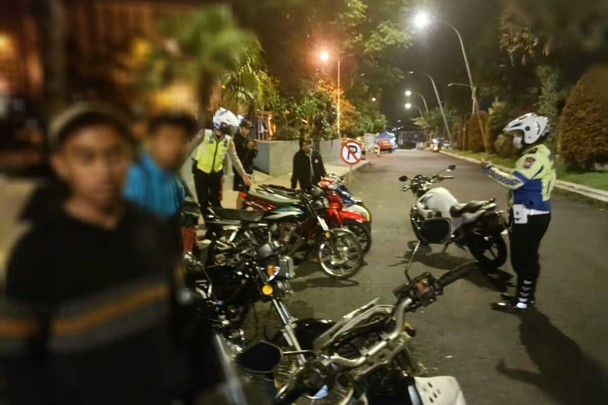 Polantas satroni pemuda-pemuda yang disinyalir akan melakukan balap liar. (ist) - Jaga Kesucian Ramadan, Satlantas Polres Batu Buru Balap Liar - Serta Tertibkan Knalpot Brong