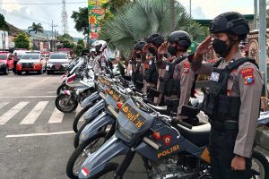 Polisi lantas dan Raimas Polres Batu saat mengikuti Apel. (dik) - Gelar Pasukan Pengamanan Libur Lebaran, Kapolres Batu Siapkan Berbagai Strategi