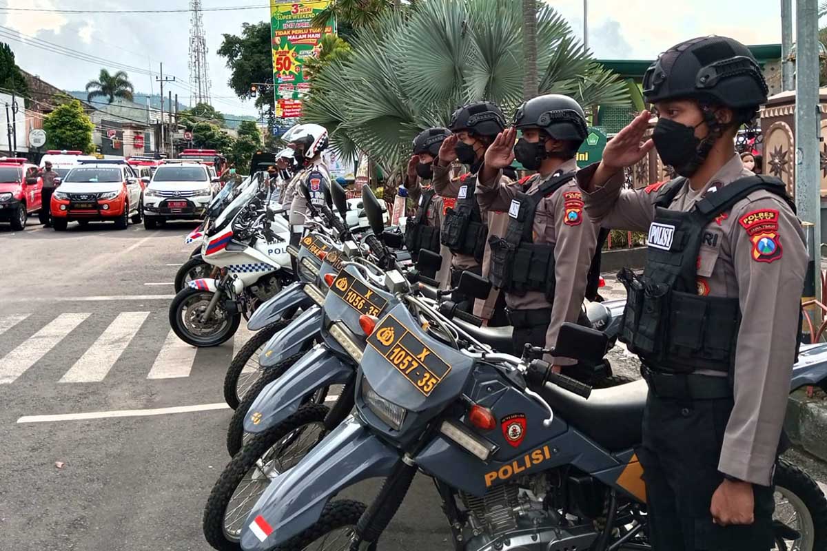 Polisi lantas dan Raimas Polres Batu saat mengikuti Apel. (dik) - Gelar Pasukan Pengamanan Libur Lebaran, Kapolres Batu Siapkan Berbagai Strategi