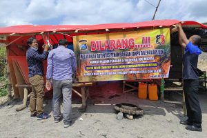 Polisi memasang sejumlah baliho berisi himbauan larangan penambangan pasir tanpa dilengkapi izin. (Memo X/fjr) - Polisi Sidak Tambang Pasir di Kali Bladak Blitar