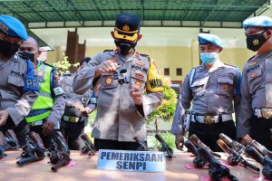 Polres Kediri menggelar pemeriksaan pemegang Senpi. Pemeriksaan ini dilaksanakan di Mapolres Kediri, Senin (4/4/2022). (Memo X/im-ji) - Wakapolres Kediri Gelar Razia Senpi Anggota