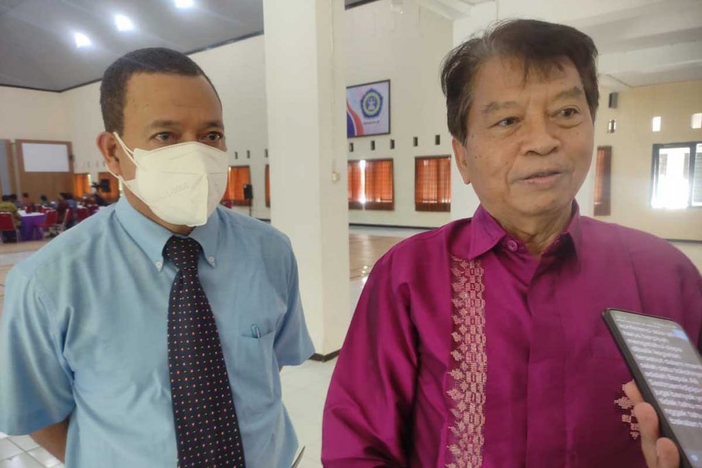 Prof Dr Ir Wani Hadi Utomo (kanan) didampingi Agustinus Ghunu, SE, MMA, MAP. (rhd) - Refleksi Konferensi Asia Afrika, Unitri Usulkan Ali Sastroamidjojo Jadi Pahlawan Nasional