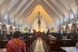 Prosesi ibadah peringatan Jumat Agung di Gereja Katerdal Ijen Malang. (ws5) - Membludak,  Peringatan Jumat Agung di Gereja Katerdal Ijen Malang Berjalan Hikmat