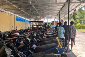 Puluhan unit sepeda motor yang berhasil diamankan oleh pihak Polsek Ngajum, dari razia balap liar. (ws5) - Puluhan Remaja Terjaring Razia Balap Liar di Jalibar
