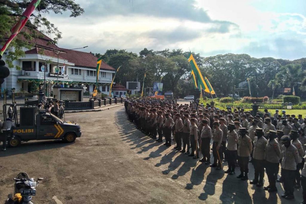 Ratusan personel kepolisian dan jajaran lain sedang apel pasca aksi demo. (jaz) - Berjalan Aman-Damai, Buher: Terima Kasih Korlap dan Ketua Organisasi