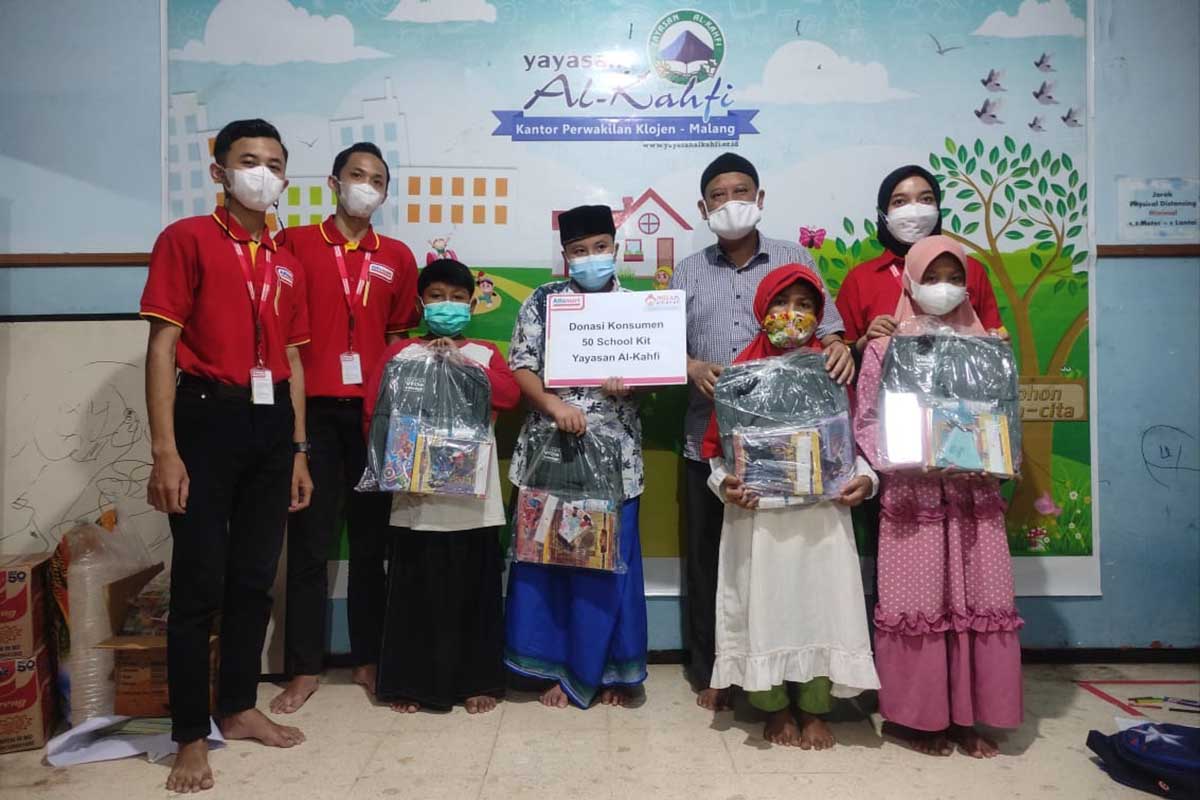 Regional Corcom Manager PT SAT Mochammad Faruq Asrori SH bersama Karyawan PT. Sumber Alfaria Trijaya Tbk, (Alfamart) Malang, menyerahkan santunan paket school kit. (rhd) - Alfamart Salurkan 50 Paket Perlengkapan Sekolah ke Yayasan Al Kahfi Klojen