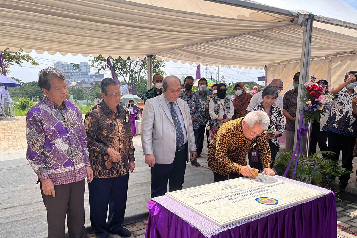 Rektor Universitas Tribhuwana Dwitungga, Prof Dr Eko Handayanto saat menandatangani prasasti Sciene Techno Park. (ws5) - Unitri Resmikan Lagi Science Techno Park, Sebagai Pusat Inovasi Mahasiswa