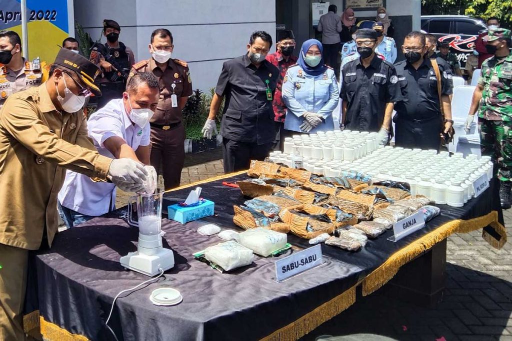Ribuan pil dobel L dan belasan kilogram ganja berhasil diamankan. (jaz) - Wawali Kota Malang Ikut Musnahkan Belasan Kilogram Narkotika
