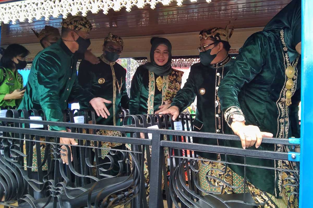 Rombongan Pemkot Malang mencoba Bus Macyto selepas upacara. (jaz) - Akhirnya Macyto Bisa Mengaspal untuk Publik Tiap Sabtu-Minggu