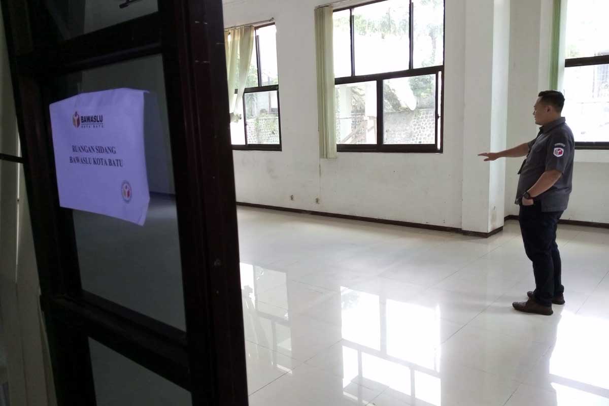 Ruang sidang ajudikasi di lantai satu gedung Bawaslu Batu. (dik) - Ruang Sidang Ajudikasi Siap, Bawaslu Batu: Mudah Mudahan Tidak Dipakai