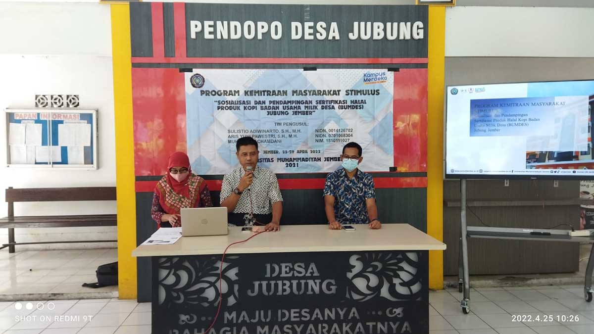 Saat pelaksanaan sosialisasi dan pendampingan sertifikat halal pada produk kopi di Pendopo Kantor Desa Jubung. (yas) - Unmuh Jember Dampingi Sertifikasi Halal Olahan Kopi Desa Jubung