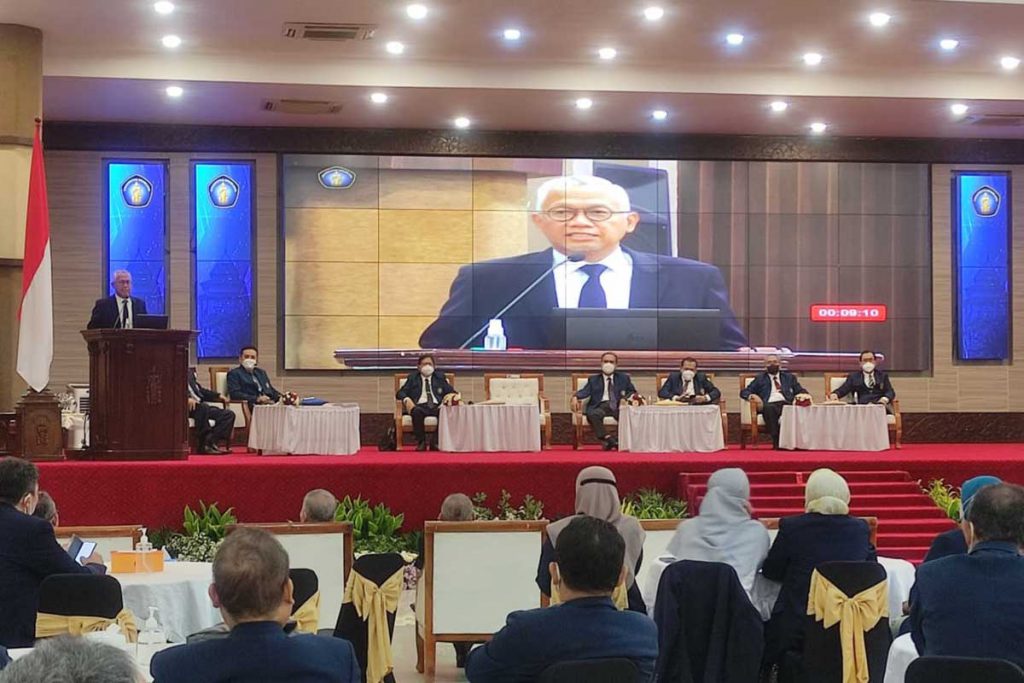 Salah satu Bacarek UB memaparkan visi dan wawasan dalam Sidang Pleno Kampanye. (rhd) - Bacarek UB Paparkan Visi dan Wawasan Ini dalam Sidang Pleno Kampanye