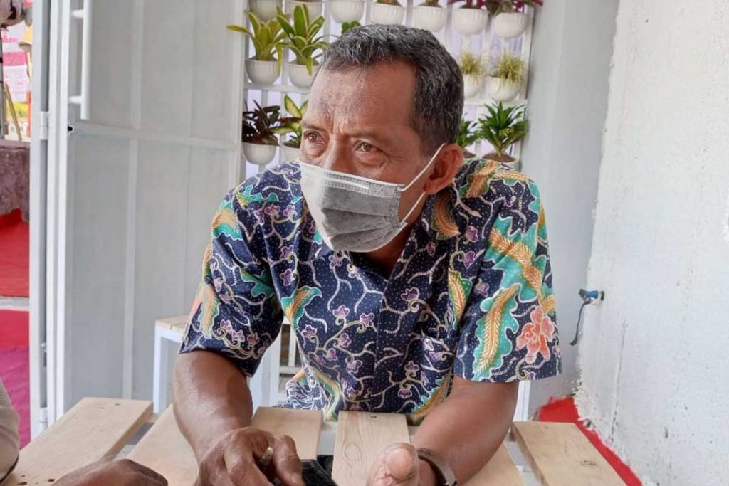 Salah satu Pengusaha sari buah apel, Riyanto. (dik) - Jelang Lebaran, Omset Minuman Sari Apel Khas Batu Naik 300 Persen