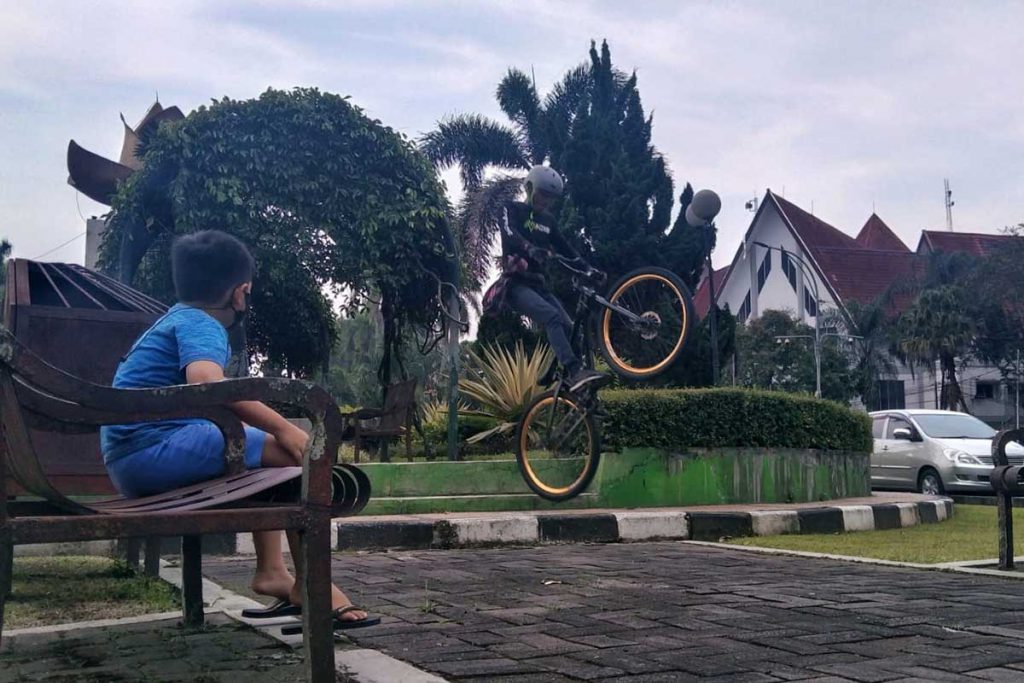 Salah satu anak kecil melihat atraksi Freestyle Bike. (jaz) - Ngabuburit dengan Freestyle Bike