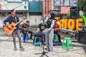 Salah satu grup band menghibur live musik di dekat pertigaan Patung Chairil Anwar. (ist) - Ini Empat Titik Lokasi Performance di Kayutangan saat Weekend