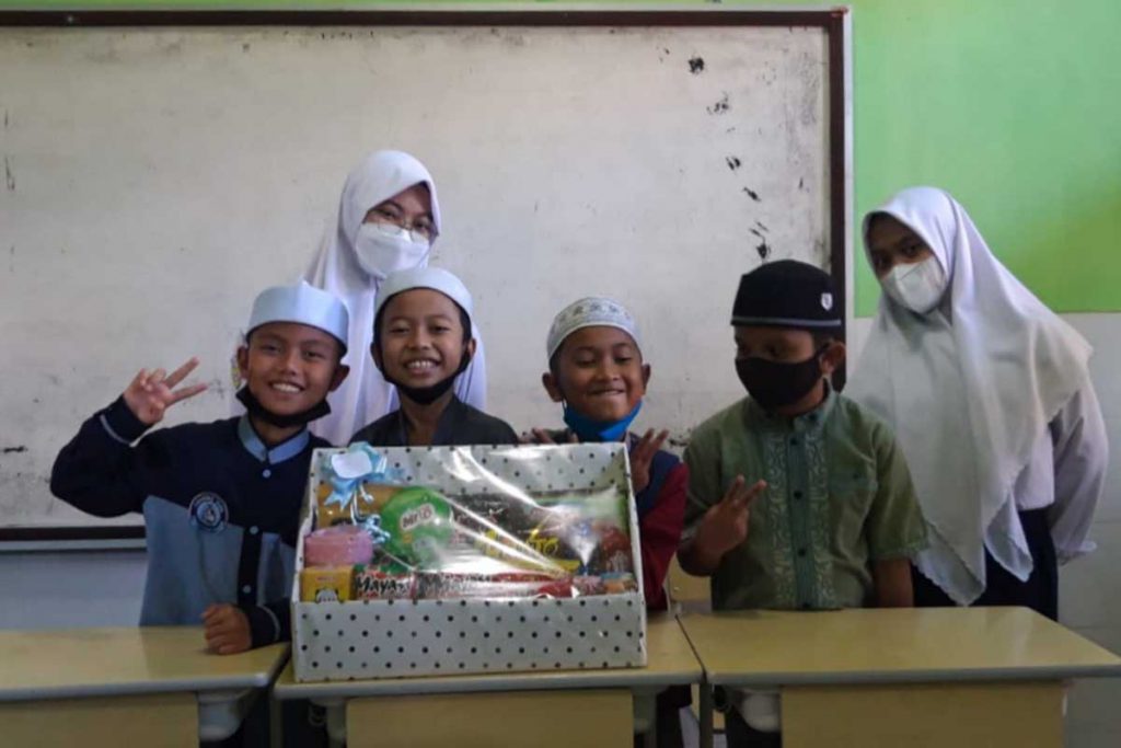 Salah satu kelompok peserta membuat parcel. (ist) - Ramadan Charity SMP Islam Sabilillah Dikemas Menarik