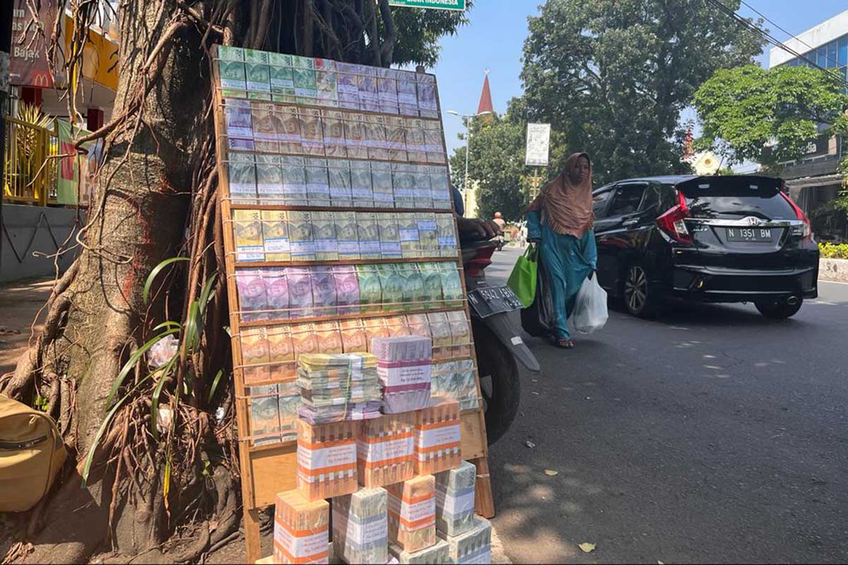 Salah satu lapak pelaku usaha jasa tukar uang baru di kawasan Kayutangan. (ws5) - Jasa Penukaran Uang Baru Mulai Bermunculan di Jalanan Kota Malang