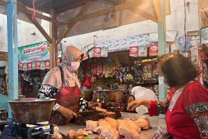 Salah satu pedagang daging ayam di Pasar Kepanjen, saat melayani konsumennya. (ws5) - Ramadan, Harga Daging Ayam Tembus Rp 37 Ribu per Kg