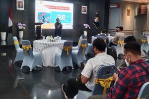 Salah satu pemateri memberikan ulasan seputar fotografi dihadapan anggota Polresta Makota. (jaz) - Fasilitasi Pelatihan Fotografi, Wakapolresta: Minimal Candite Natural
