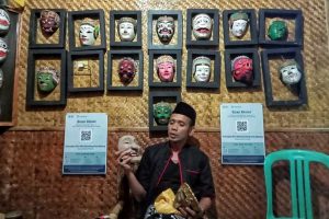 Salah satu penggagas Kampung Budaya Polowijen, Ki Demang menunjukkan Topeng Malang. (mg1) - Menilik Sejarah Tari Topeng Malang