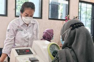 Salah satu perempuan sedang menjalani pemeriksaan oleh petugas dari Dinkes Kota Malang. (ist) - Sambut Hari Kartini, Dinkes Fasilitasi Periksa Kanker Serviks dan Payudara Gratis