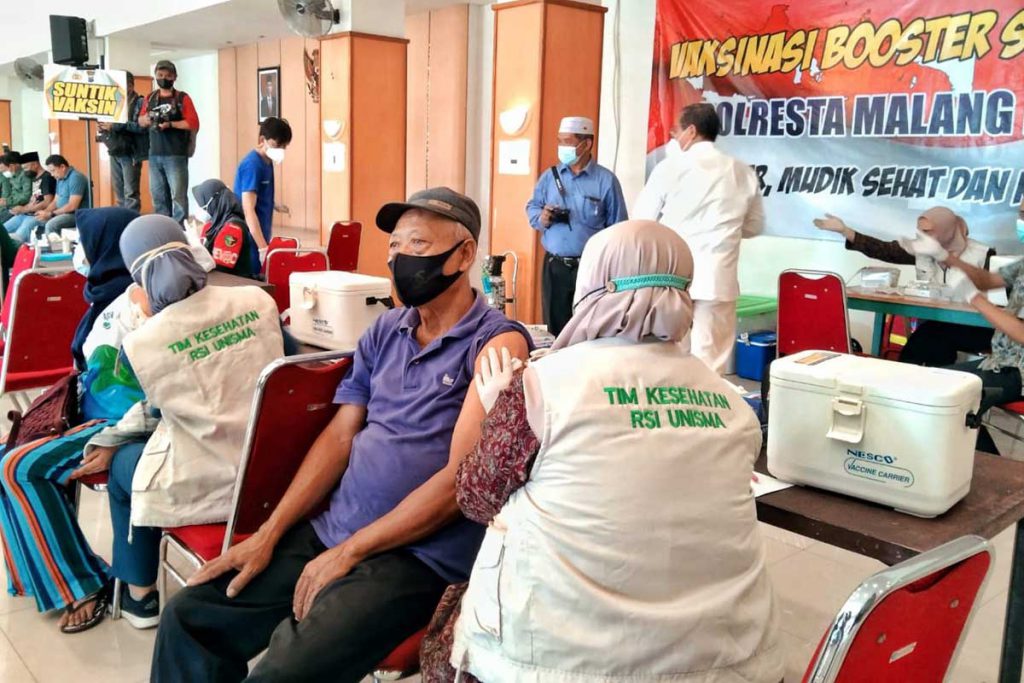 Salah satu peserta vaksin adalah lansia menerima vaksin. (jaz) - Kemenag-Polri Kota Malang Targetkan 5 Ribu Dosis - Program 1 Juta Vaksin