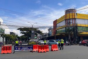 Salah satu petugas Polresta Malang Kota dalam menertibkan arus Lalin saat simulasi. (ws5) - Jelang Mudik Lebaran, Begini Skema Arus Lalin Masuk Kota Malang