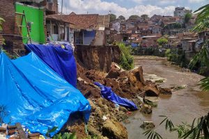 Salah satu rumah yang ambrol di bantaran Sungai Brantas. (ist) - Dua Pekan Retak, Enam Rumah di Daerah Muharto Ambrol
