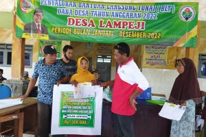 Salah satu warga penerima Bantuan Langsung Tunai (BLT) Dana Desa (DD) di Pendopo Kantor Desa Lampeji. (yas) - Pemdes Lampeji Salurkan BLT Dana Desa Januari-Maret 2022