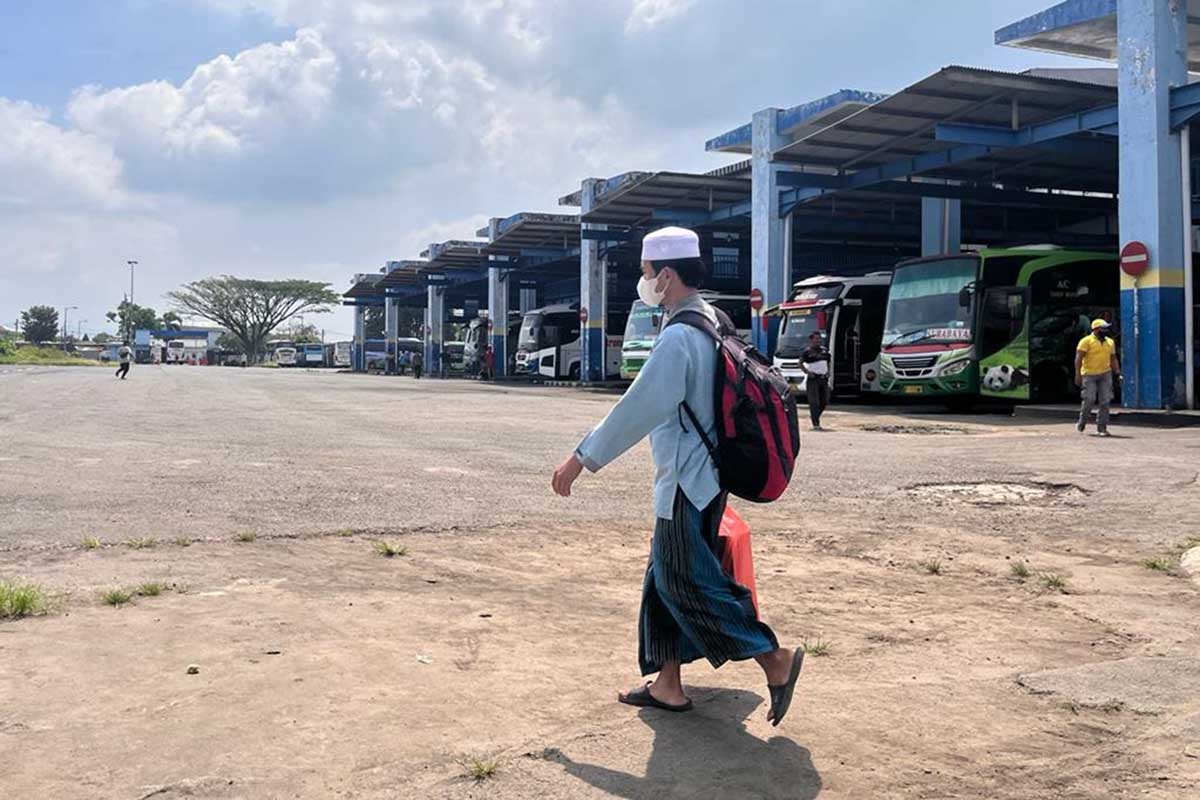 Salah seorang penumpang, yang hendak mudik menggunakan moda transportasi bus di Terminal Arjosari. (ws5) - Arus Mudik Lebaran Di Terminal Arjosari Mulai Ramai