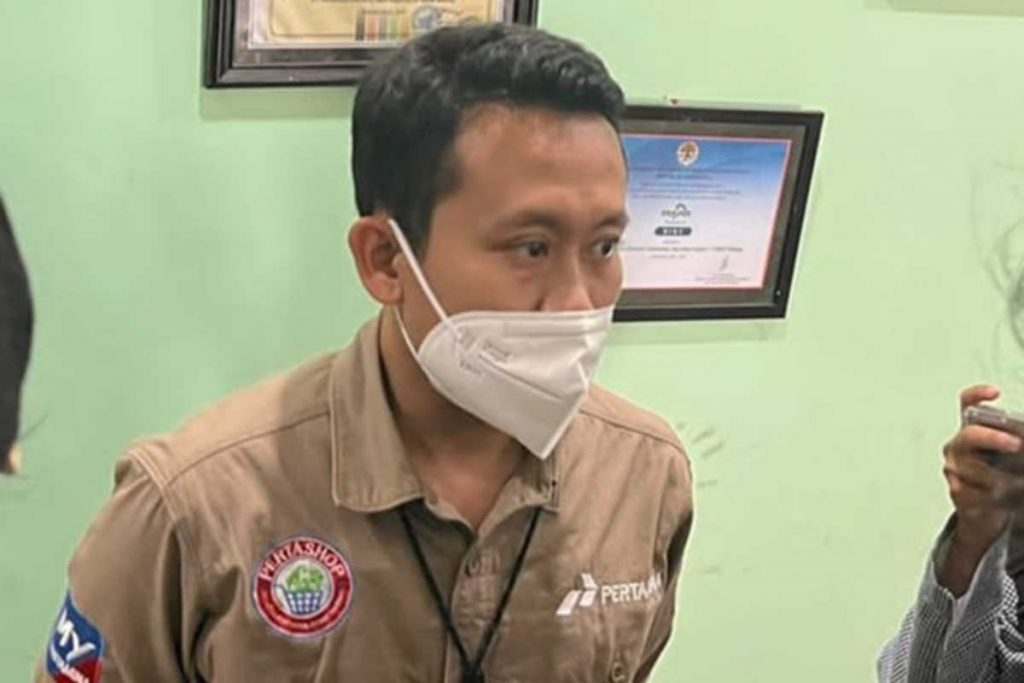 Sales Branch Manager Malang Raya PT Pertamina Patra Niaga, Ahmad Ubaidaillah Maksum menjelaskan kondisi ketersediaan BBM. (jaz) - BBM hingga LPG Pastikan Aman, Sutiaji: Tidak Usah Khawatir