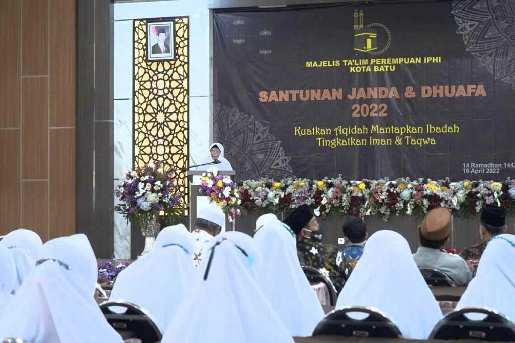 Sambutan Ketua MTP IPHI Kota Batu, Hj Mutomimah Rifai. (ist) - Ratusan Janda dan Dhuafa di Kota Batu, Dapat Santunan Ramadan - Wujud Perhatian Majelis Taklim Perempuan se-Kota Batu
