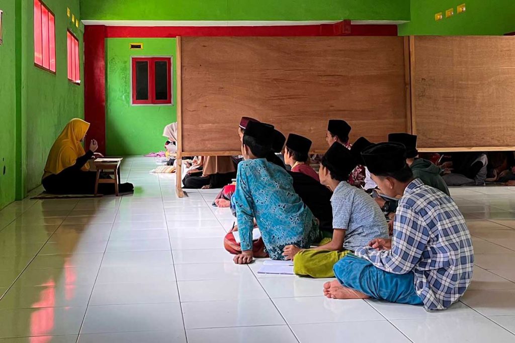 Santri Pesantren Rakyat saat mengikuti pengajian kitab. (ws5) - Sejarah Berdirinya Pesantren Rakyat Al-Amin Sumberpucung