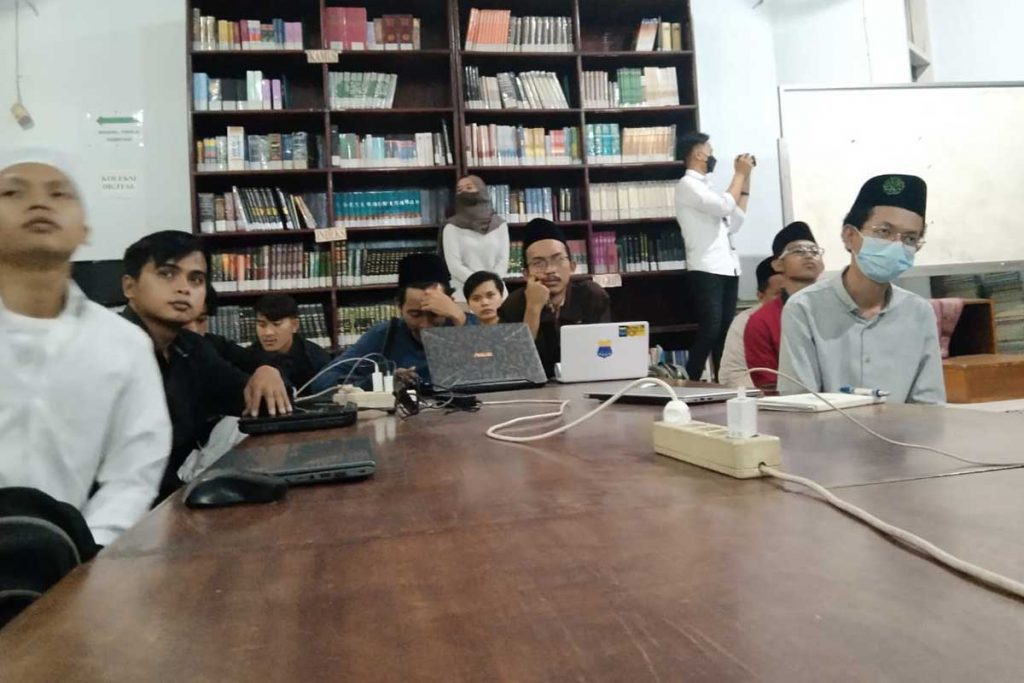 Santri menyimak pemaparan dua pemateri soal platform digital. (jaz) - 'Santri Digicamp' Ajari Puluhan Santri Malang Raya Go Digital