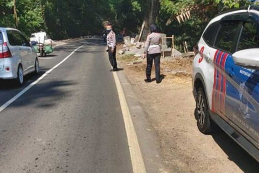 Satlantas polres Batu tinjau jalur rawan laka disepanjang jalur Malang barat, wilayah hukum Polres Batu. (ist) - Jelang Operasi Ketupat, Kasatlantas Polres Batu Cek Sejumlah Jalur Alternatif - Pastikan Siap Pakai Saat Arus Mudik Lebaran