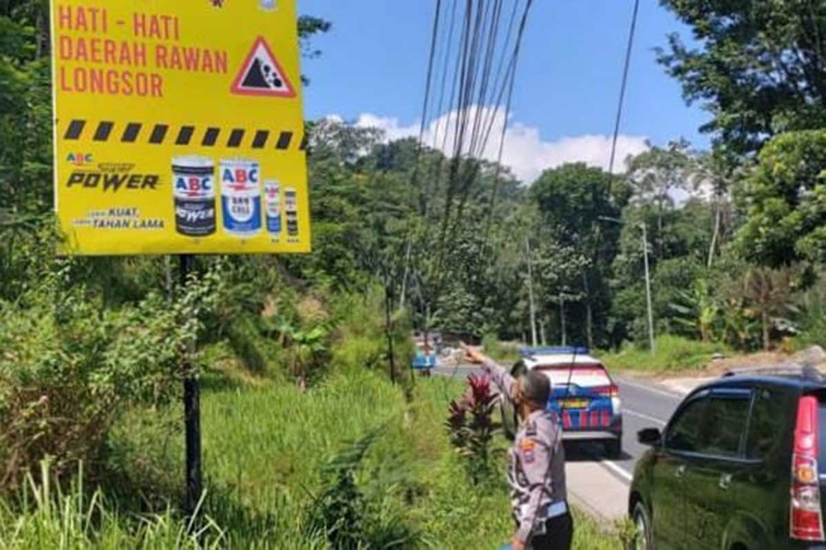 Satlantas polres Batu tinjau papan peringatan rawan bencana. (ist) - Jelang Operasi Ketupat, Kasatlantas Polres Batu Cek Sejumlah Jalur Alternatif - Pastikan Siap Pakai Saat Arus Mudik Lebaran