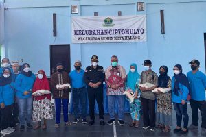 Secara simbolis, Wakil Wali Kota Malang, menyalurkan bantuan kepada masyarakat. (ws5) - Salurkan 250 Bantuan, Pemkot Malang Apresiasi BKM Wargo Mulyo