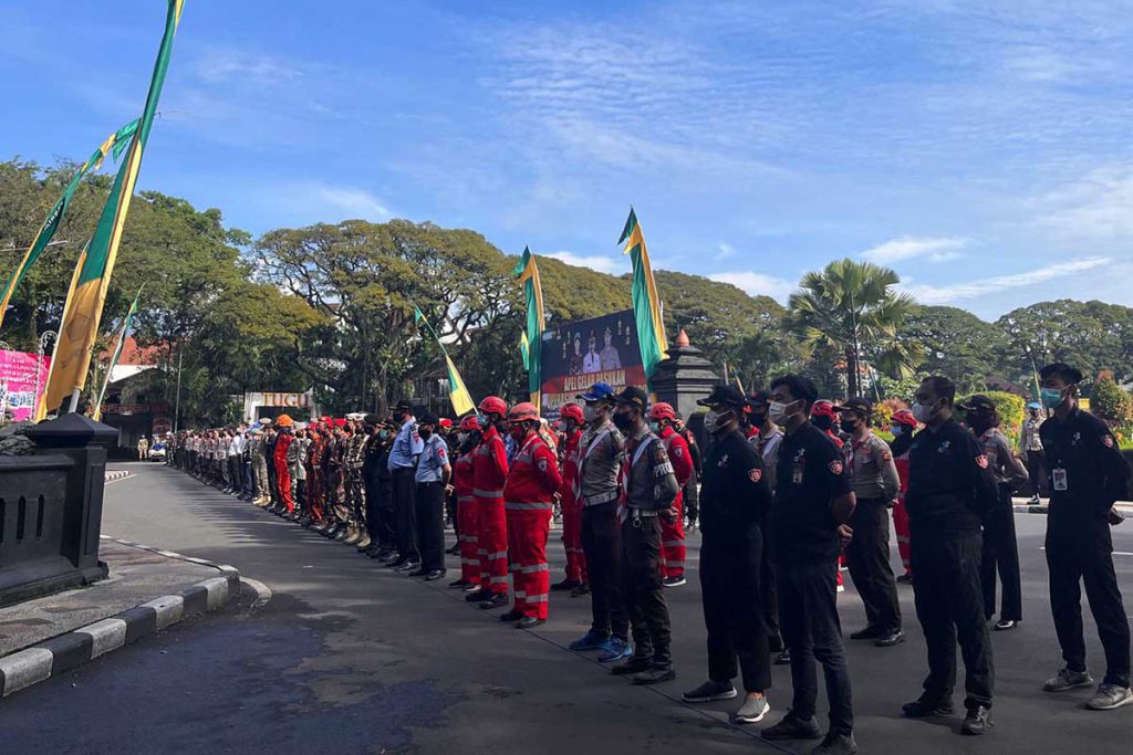 Sejumlah personel yang akan diterjunkan dalam Operasi Ketupat Semeru 2022, tampak memperhatikan arahan dari Wawali Kota Malang. (ws5) - Jaga Idul Fitri Tetap Kondusif, Pemkot Malang Gelar Apel Operasi Ketupat Semeru 2022