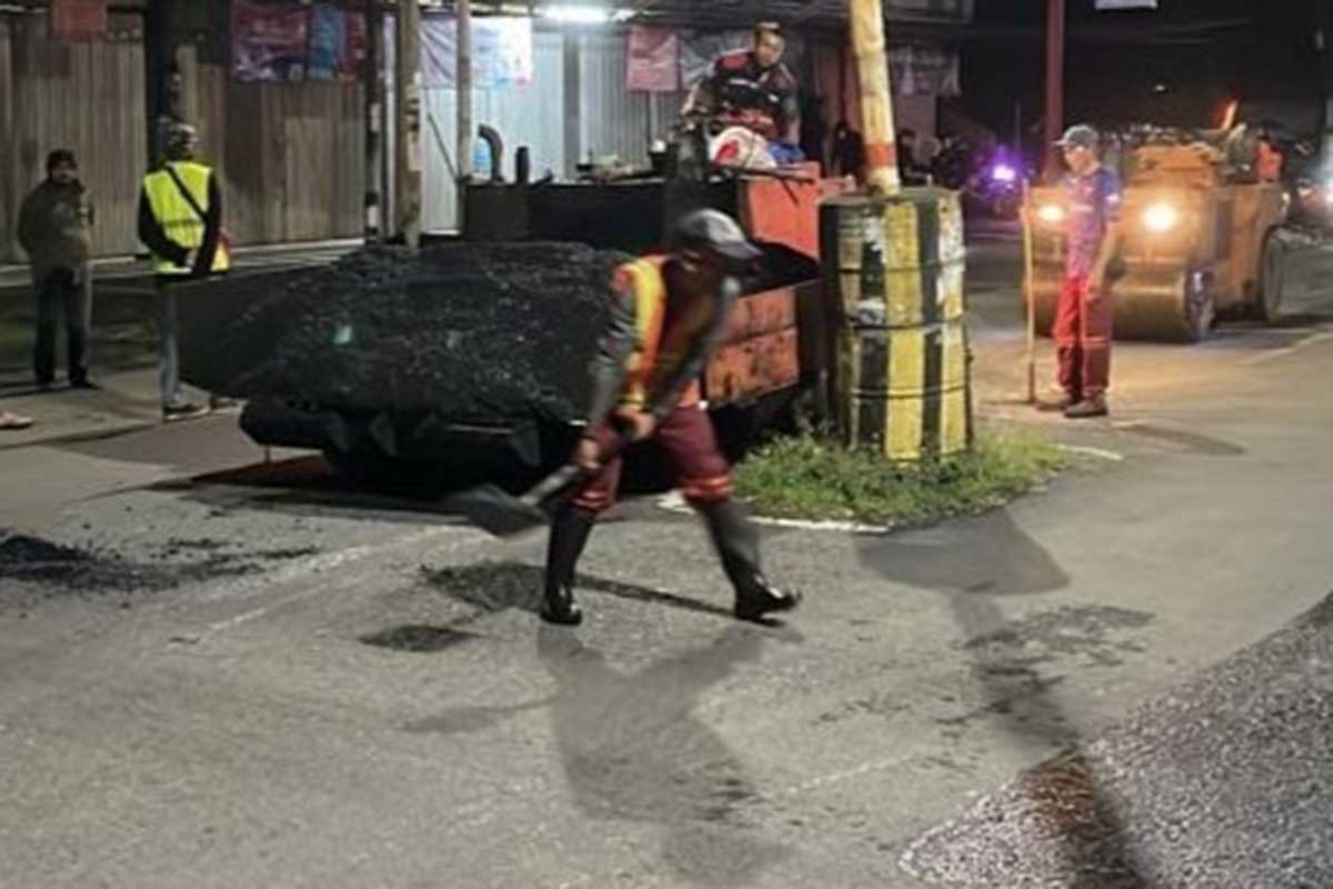 Sejumlah petugas melakukan perbaikan jalan. (ist) - Sahur On The Street Perbaiki Jalan Veteran, Tidar dan Mayjen Sungkono