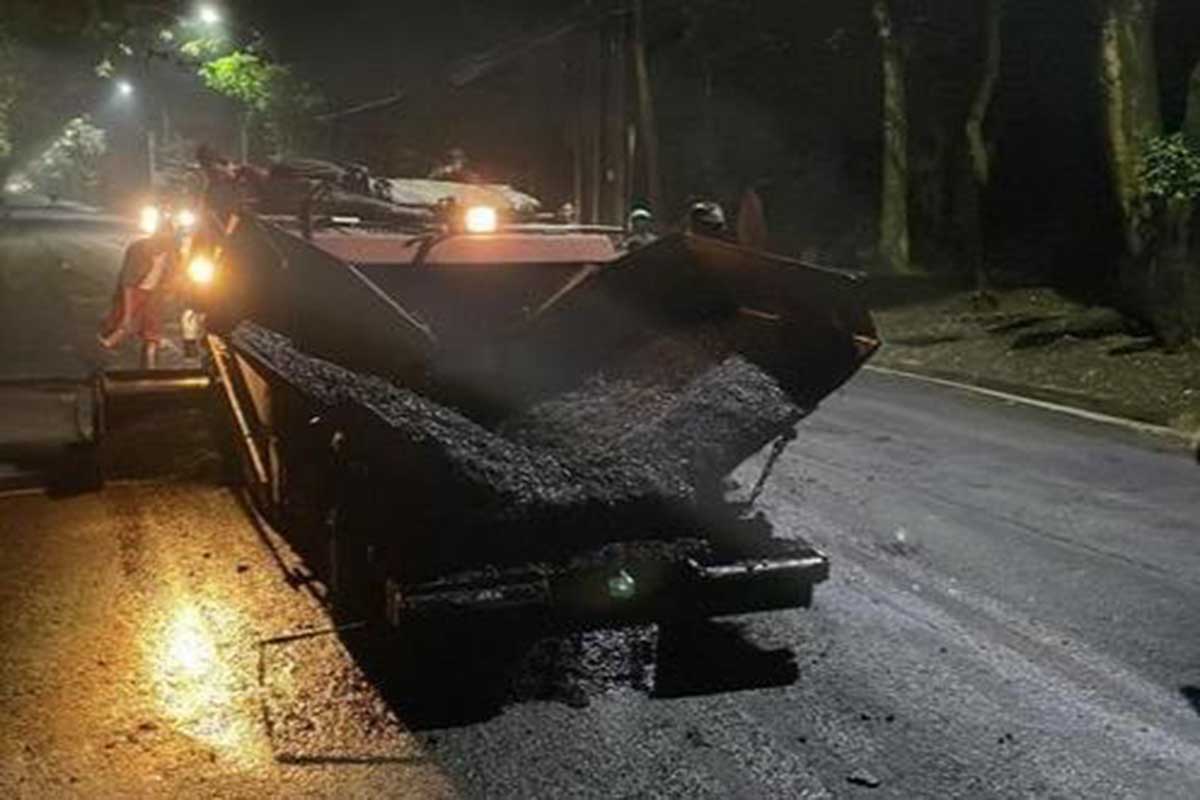 Sejumlah petugas yang melakukan pengaspalan di ruas jalan. (ist) - Realokasikan Anggaran Belanja Tidak Terduga Untuk Percepatan Perbaikan Jalan Berlubang