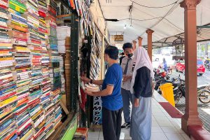 Sejumlah remaja sekolah, yang berkunjung ke Pasar Buku Wilis. (ws5) - Mulai Diminati Kembali, Pedagang Pasar Buku Wilis Bersyukur Bisa Bangkit