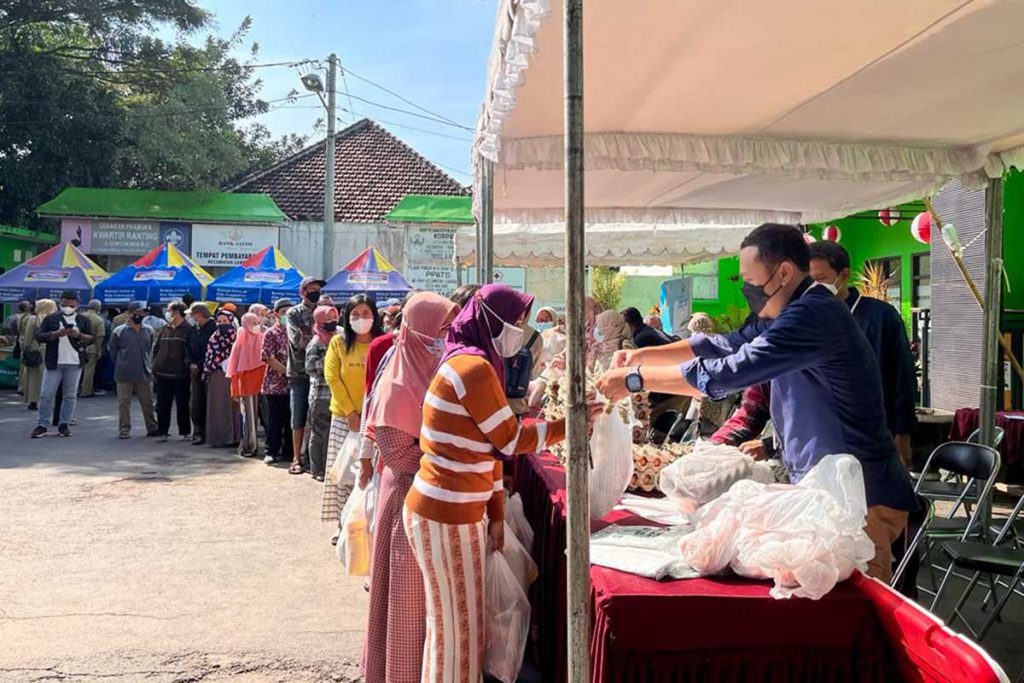 Sejumlah warga Kecamatan Lowokwaru saat mengantri di stand Pasar Murah Ramadan 2022 Kota Malang. (ws5) - Sutiaji Pantau Langsung Pasar Murah Ramadan, 660 Paket Sembako Digelontorkan